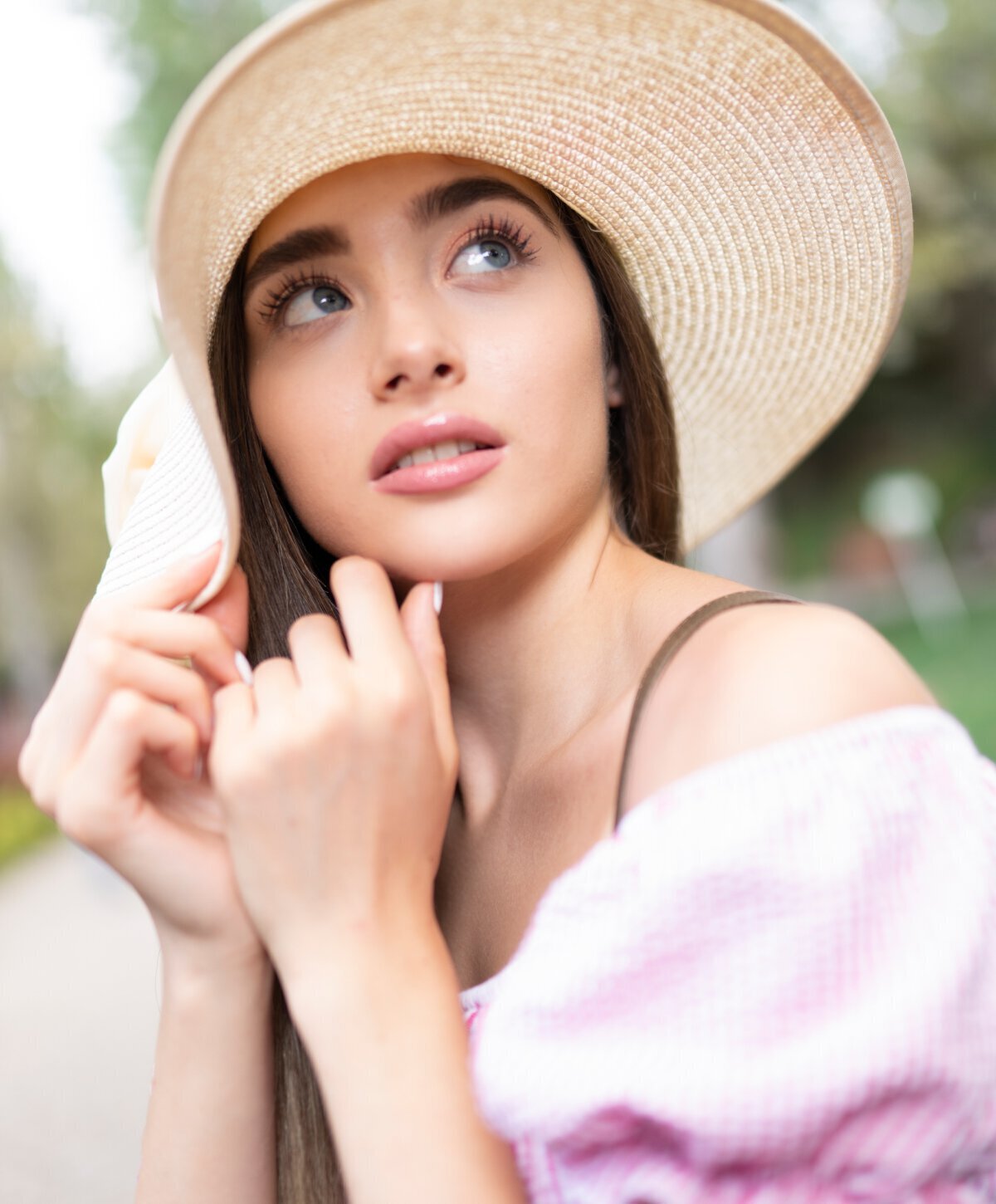 Miami juvederm model with a tan hat